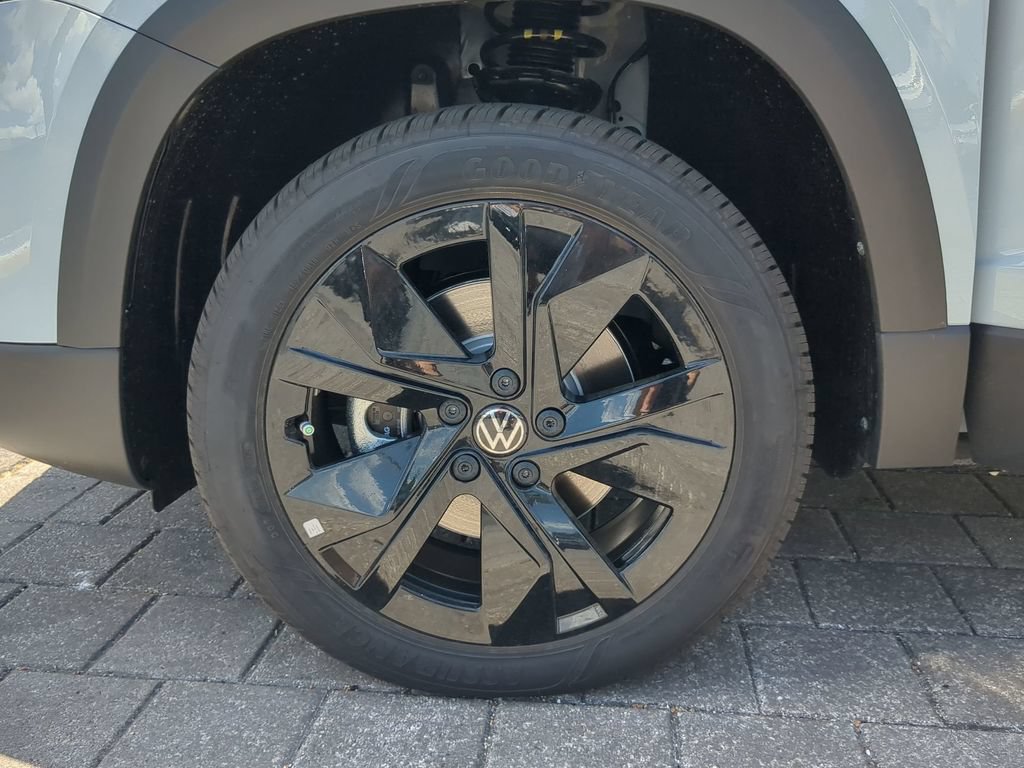 New 2026 Volkswagen Taos SE FWD image 32