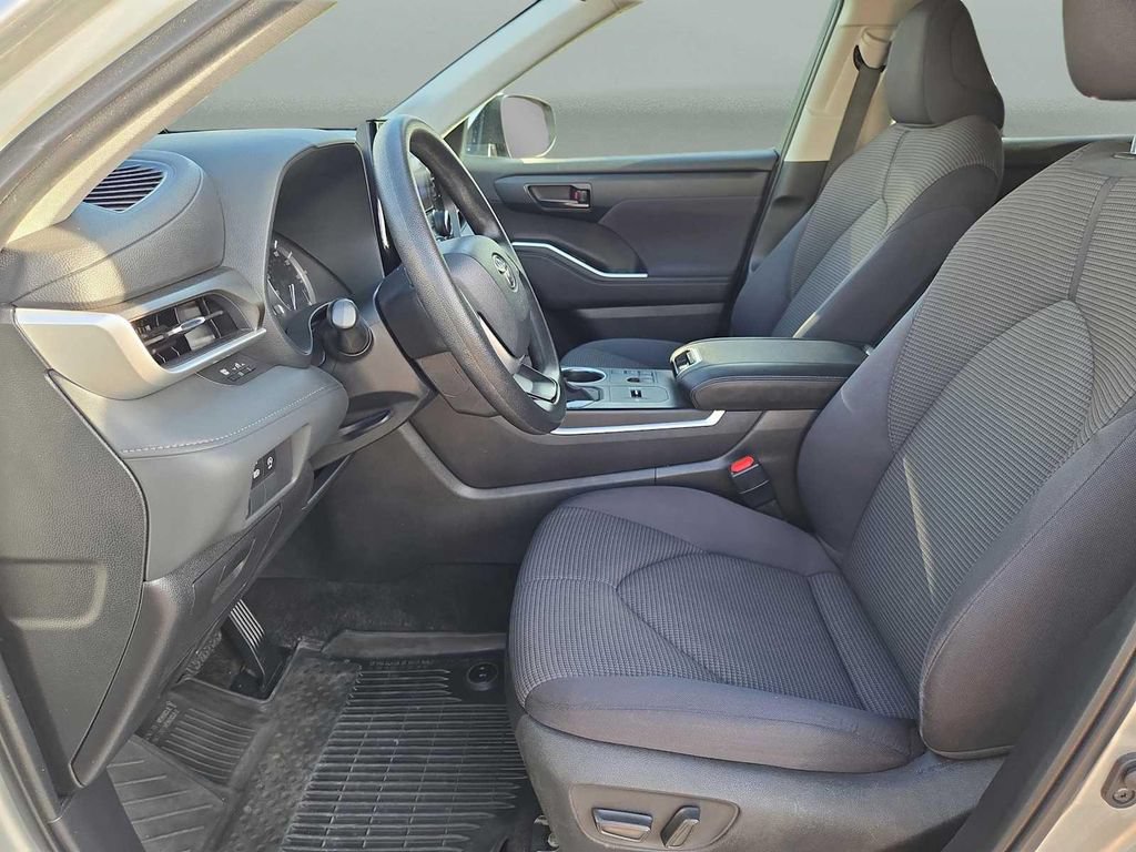 Used 2023 Toyota Highlander L FWD image 21