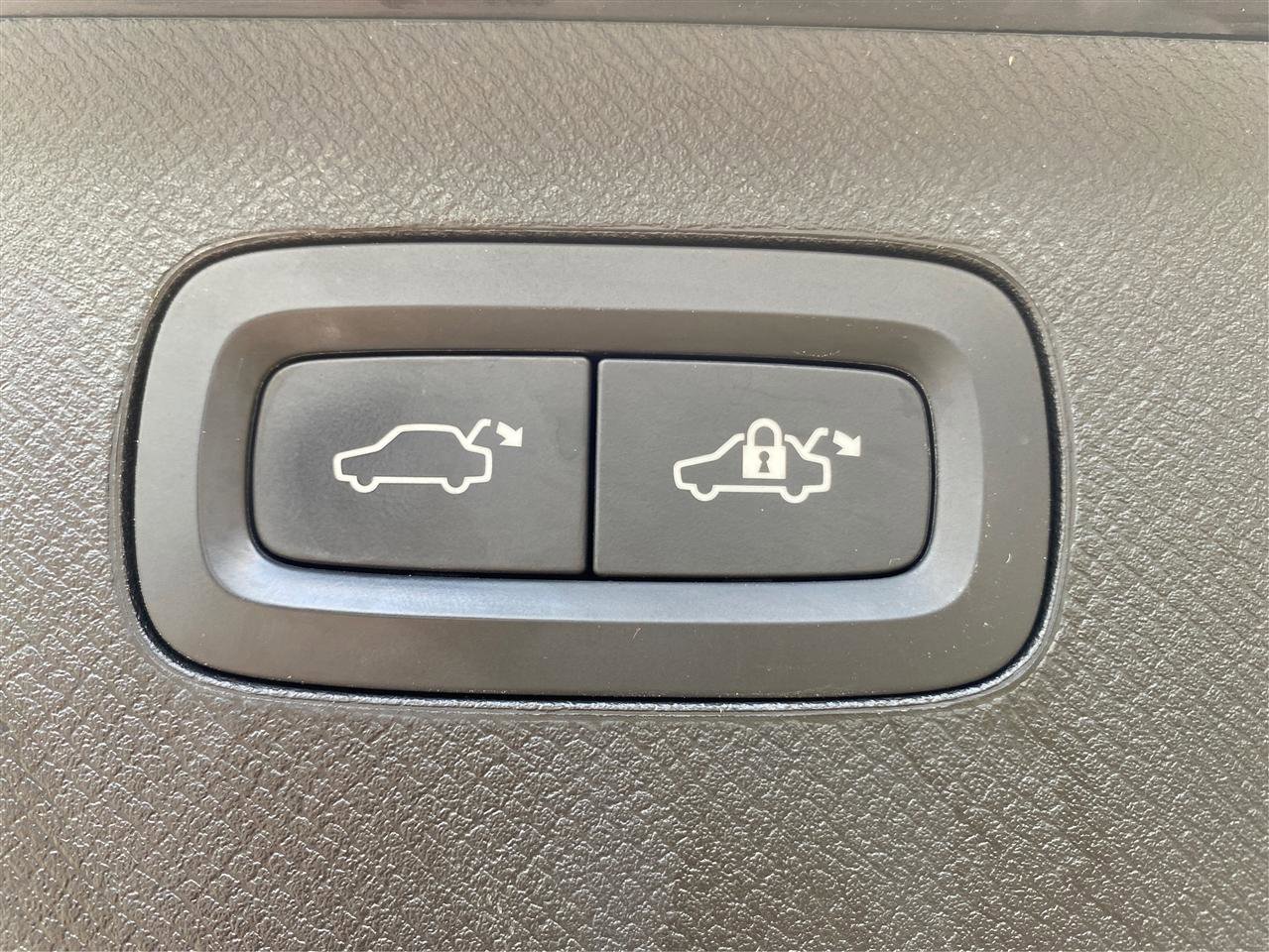 Used 2016 Volvo XC90 T6 Inscription w/ Vision Package image 24