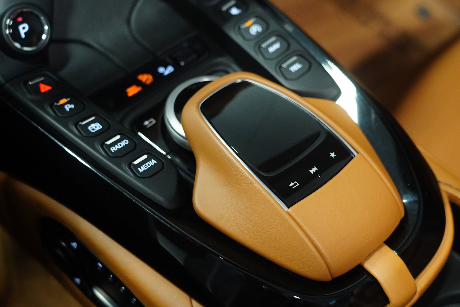 Used 2021 Aston Martin V8 Vantage Roadster RWD image 28