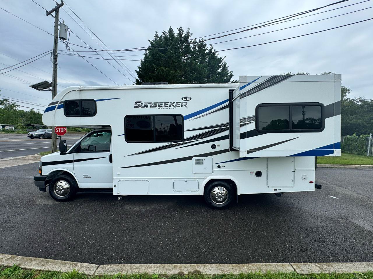 Used 2019 Chevrolet Express 4500 w/ RV Package RWD image 8