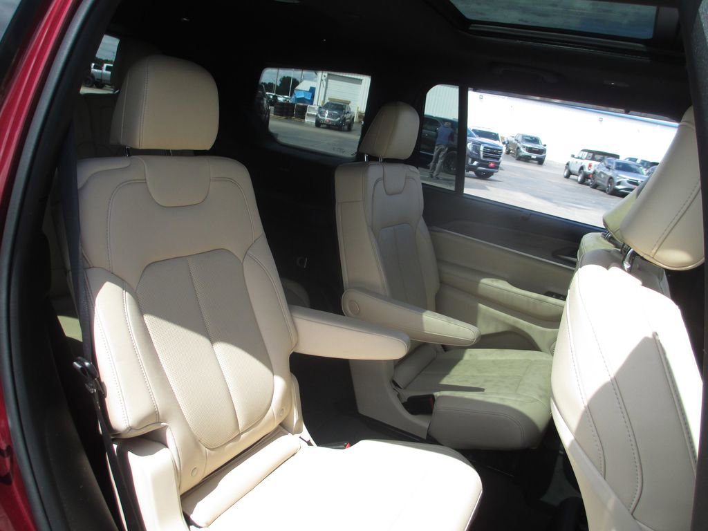 Used 2023 Jeep Grand Cherokee L Limited w/ Luxury Tech Group II AWD/4WD image 25