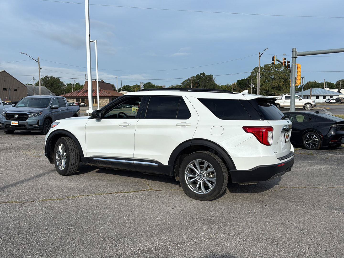 Used 2021 Ford Explorer XLT w/ Equipment Group 202A AWD/4WD image 6