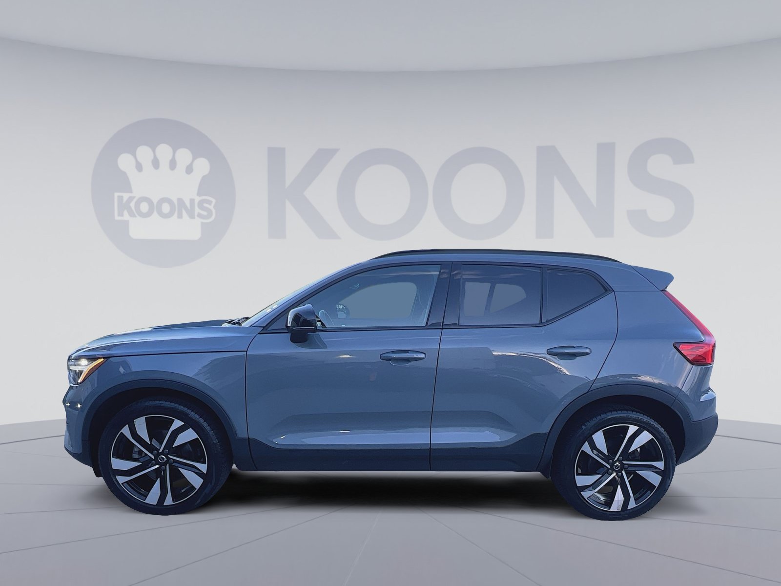 Certified 2023 Volvo XC40 B5 Plus w/ Climate Package AWD/4WD image 2