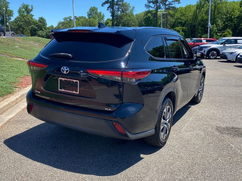 Used 2021 Toyota Highlander XLE FWD image 16