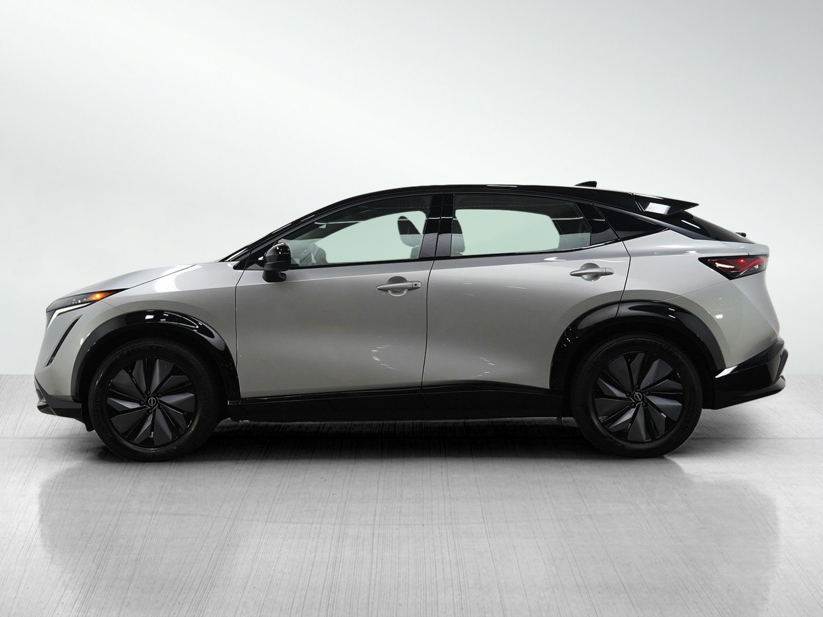 Used 2023 Nissan Ariya AWD image 2