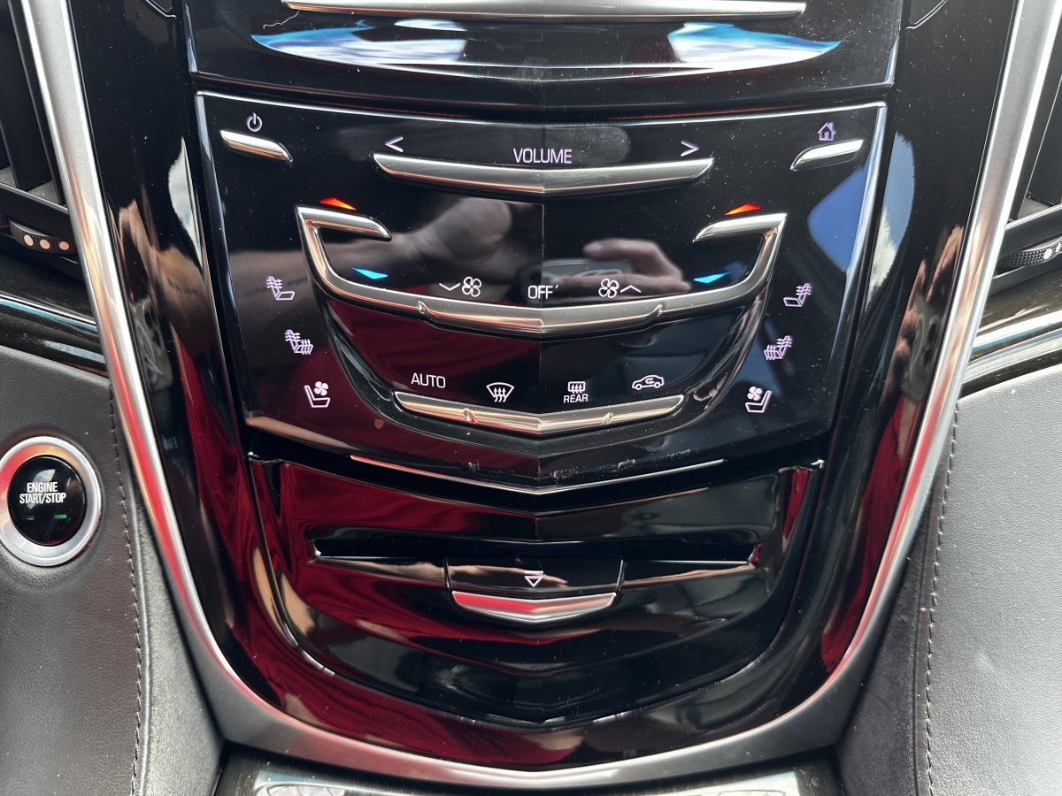 Used 2018 Cadillac Escalade Platinum AWD/4WD image 29