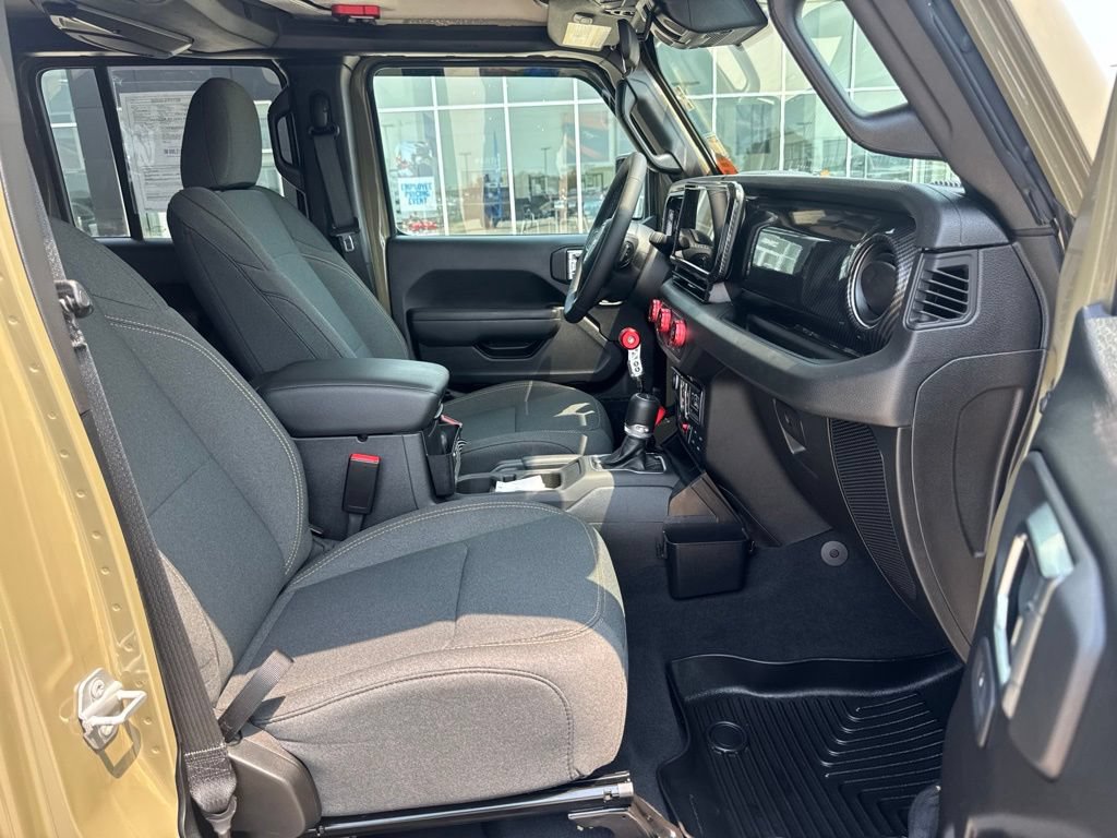 Certified 2025 Jeep Gladiator Overland AWD/4WD image 21