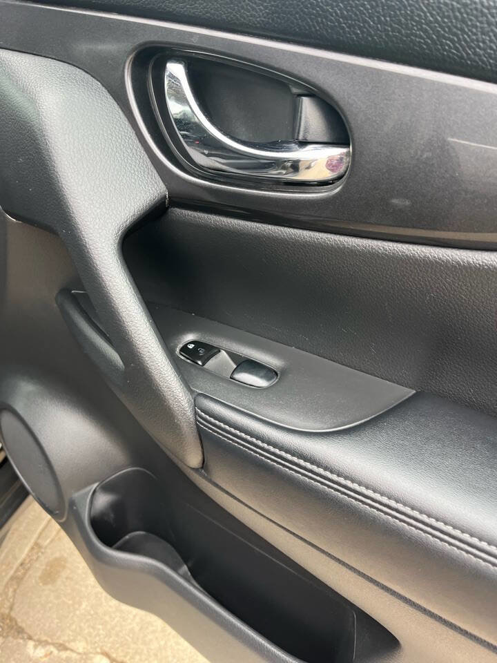Used 2017 Nissan Rogue SV image 33