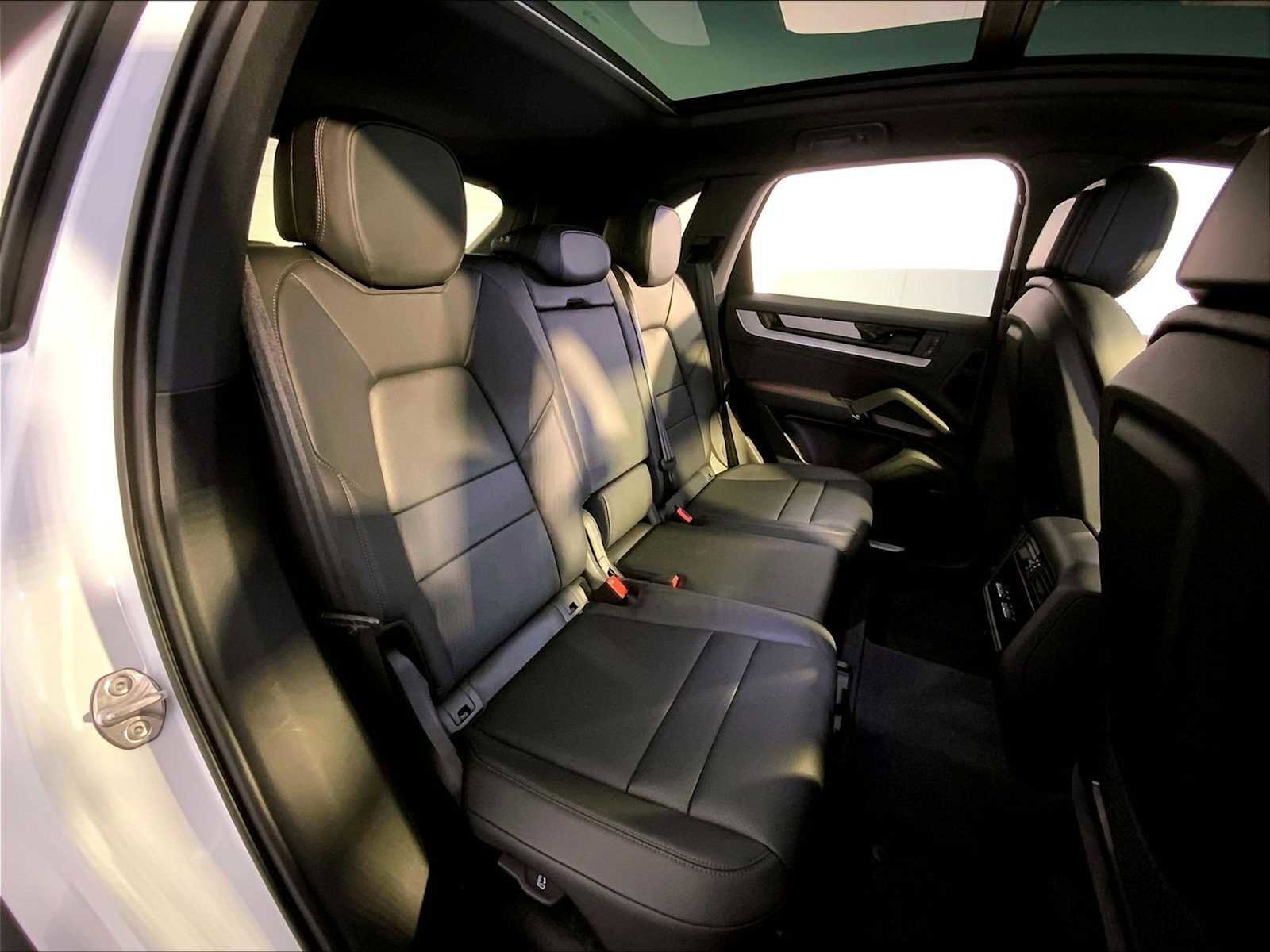 Certified 2025 Porsche Cayenne image 23