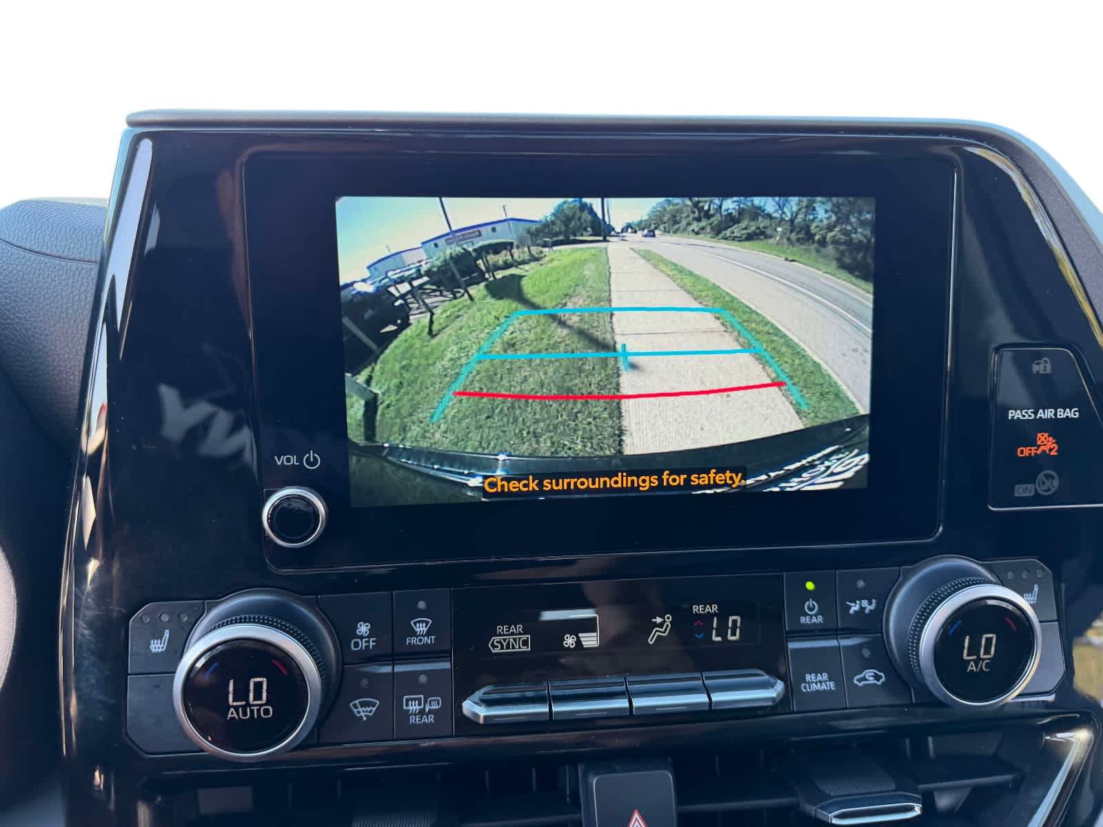 Used 2023 Toyota Highlander XLE AWD/4WD image 25