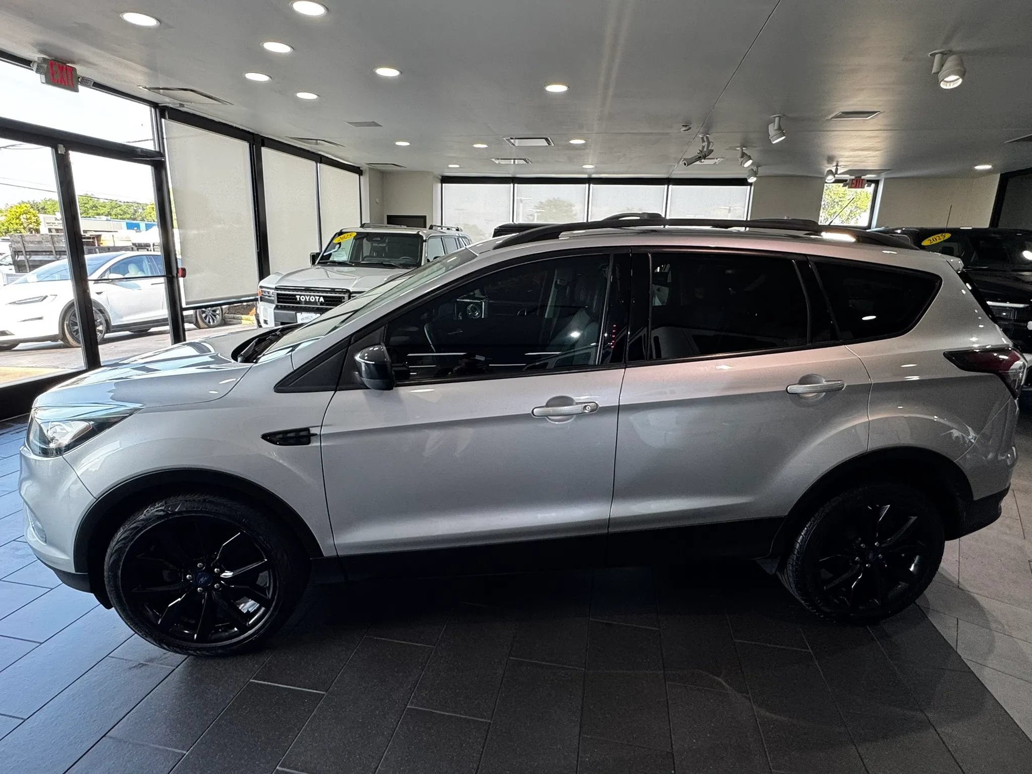 Used 2017 Ford Escape SE w/ Equipment Group 201A FWD image 2