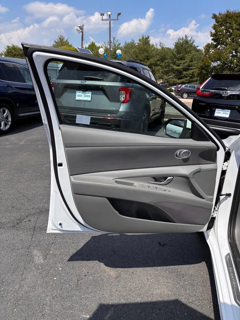 Used 2025 Hyundai Elantra Hybrid FWD image 40