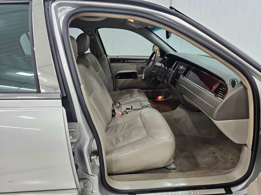 Used 2005 Lincoln Town Car Signature Limited image 17