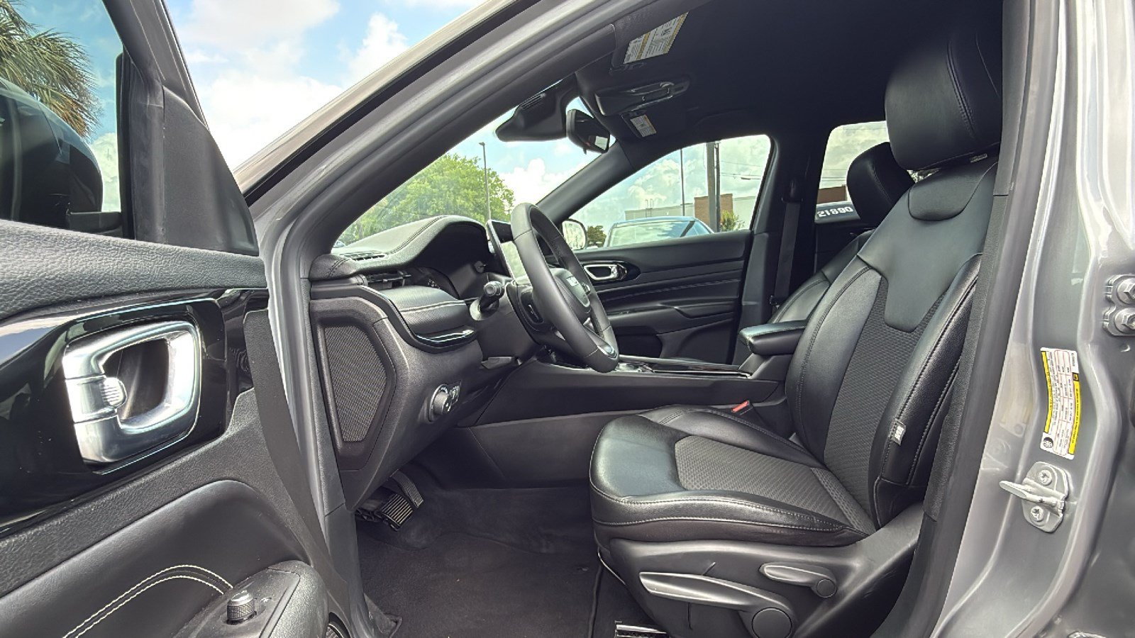 Used 2022 Jeep Compass Latitude FWD image 12