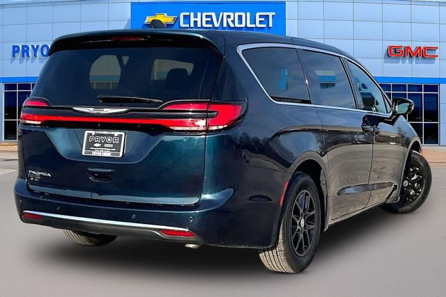 Used 2025 Chrysler Pacifica Select image 5