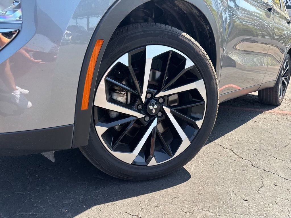 Used 2024 Mitsubishi Outlander SE FWD image 2