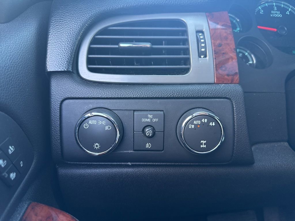 Used 2013 Chevrolet Avalanche LTZ AWD/4WD image 16