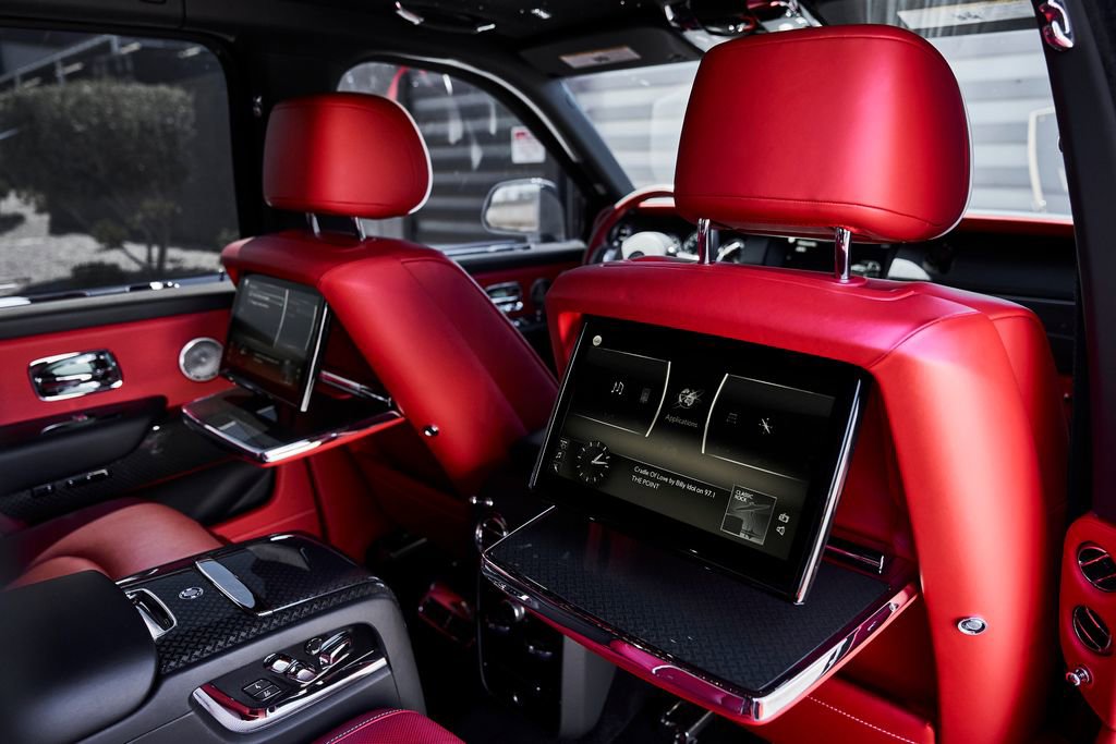 Used 2024 Rolls-Royce Cullinan Black Badge w/ Dark Exterior Package image 44