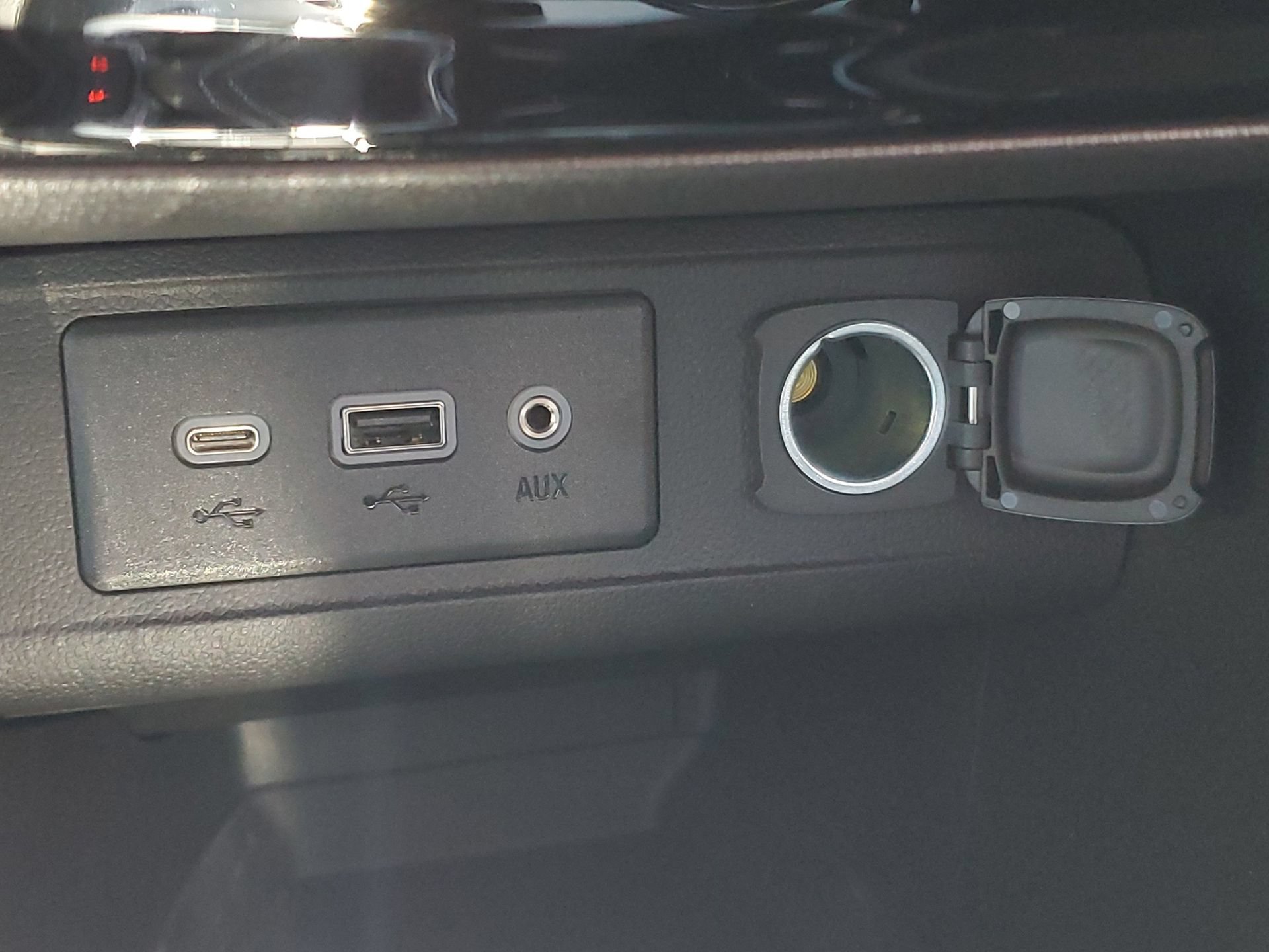 Used 2023 Buick Encore GX Select w/ Sport Touring Package FWD image 31