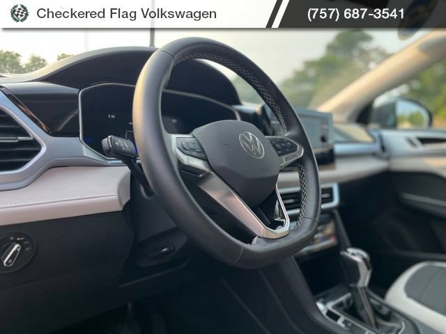 Certified 2025 Volkswagen Taos SE FWD image 17