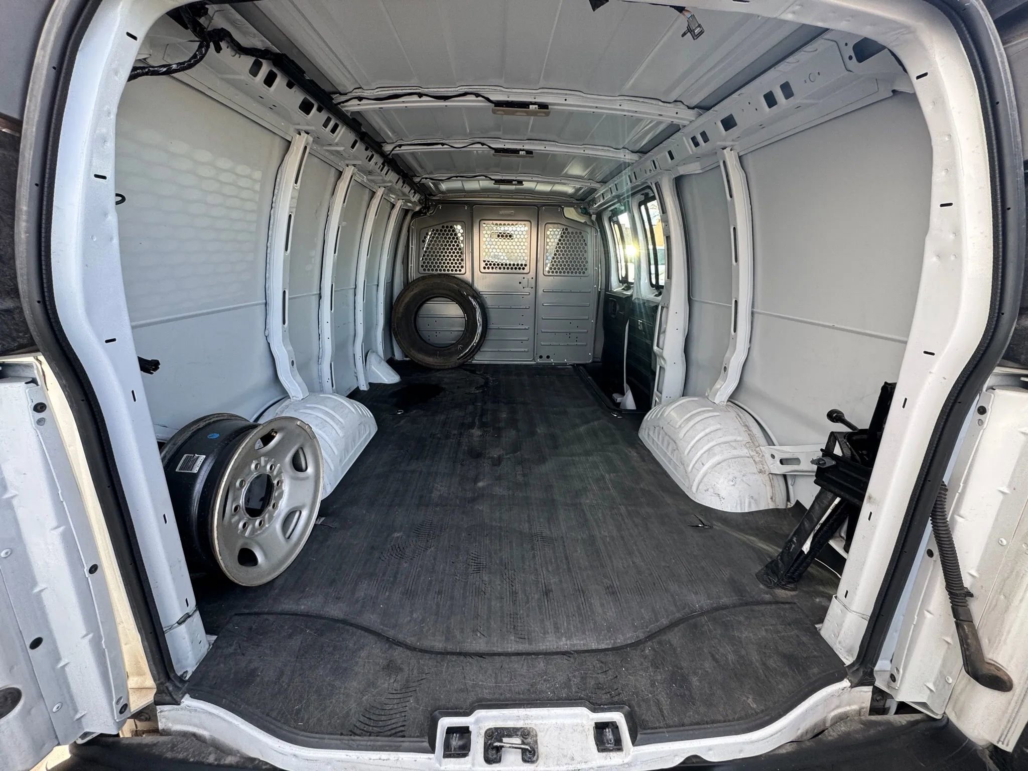 Used 2021 GMC Savana 2500 w/ Driver Convenience Package image 17