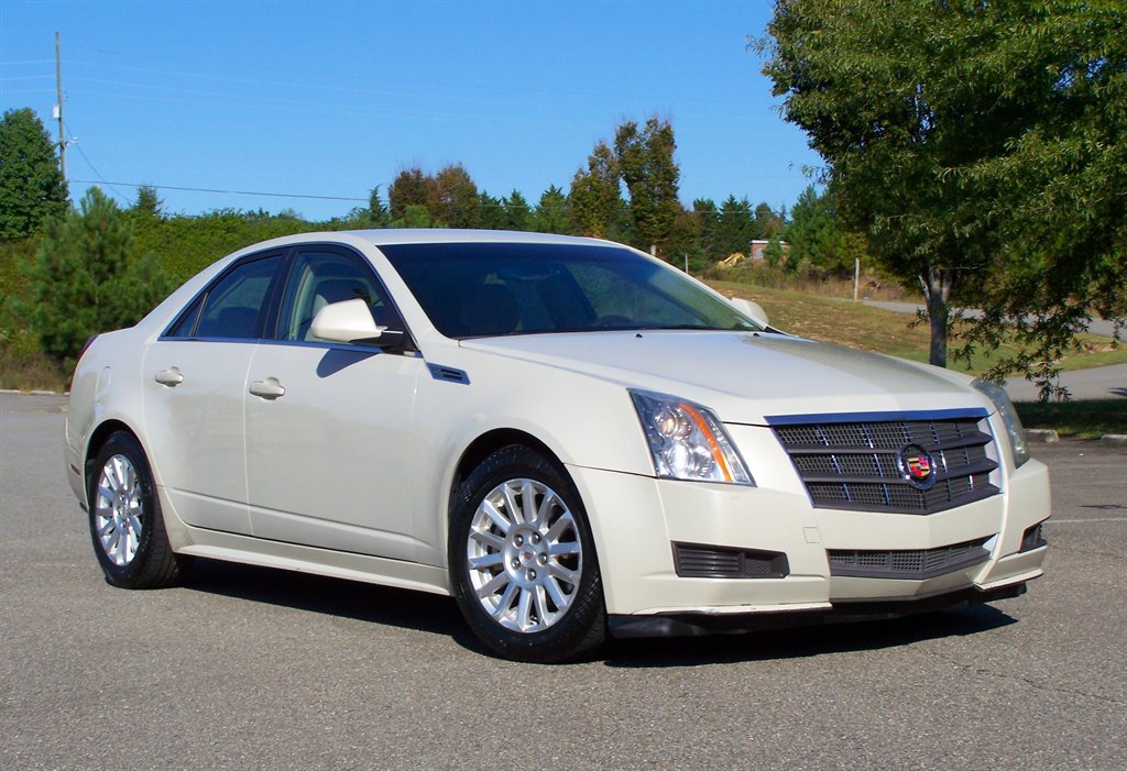 Used 2010 Cadillac CTS Luxury RWD image 3