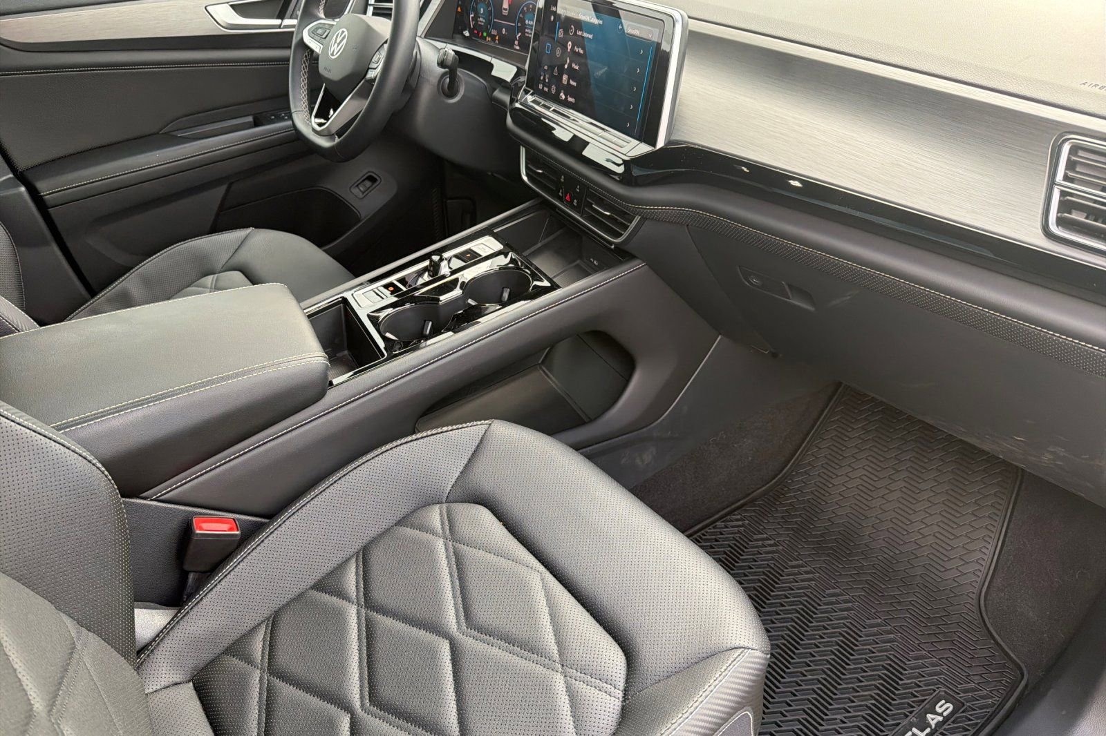 Used 2024 Volkswagen Atlas Cross Sport SE w/ Panoramic Sunroof Package image 16