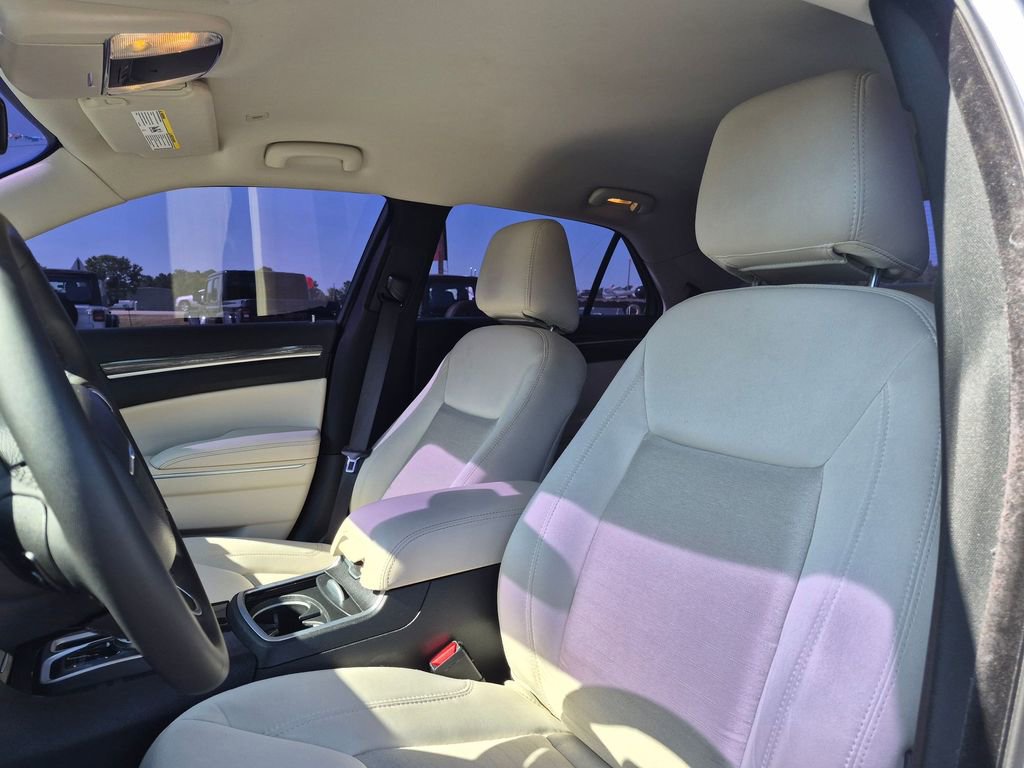 Used 2022 Chrysler 300 Touring w/ Sport Appearance Package image 14