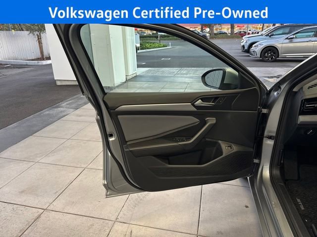 Certified 2025 Volkswagen Jetta SE w/ Sunroof Package image 14