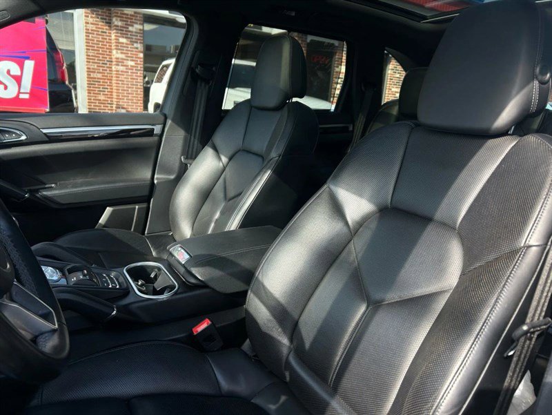 Used 2018 Porsche Cayenne Sport Utility 4D image 15