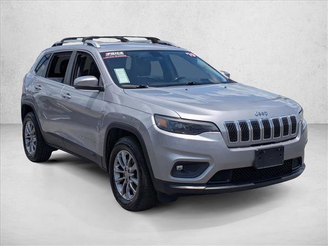 Used 2019 Jeep Cherokee Latitude Plus w/ Cold Weather Group AWD/4WD image 3