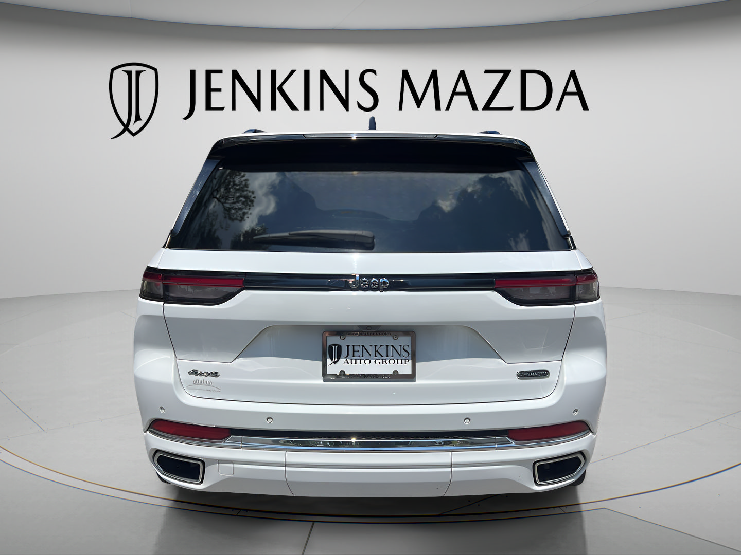 Used 2023 Jeep Grand Cherokee Overland AWD/4WD image 4
