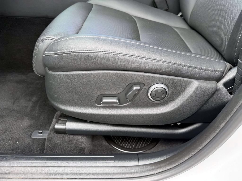 Certified 2025 Genesis GV70 2.5T AWD/4WD image 16