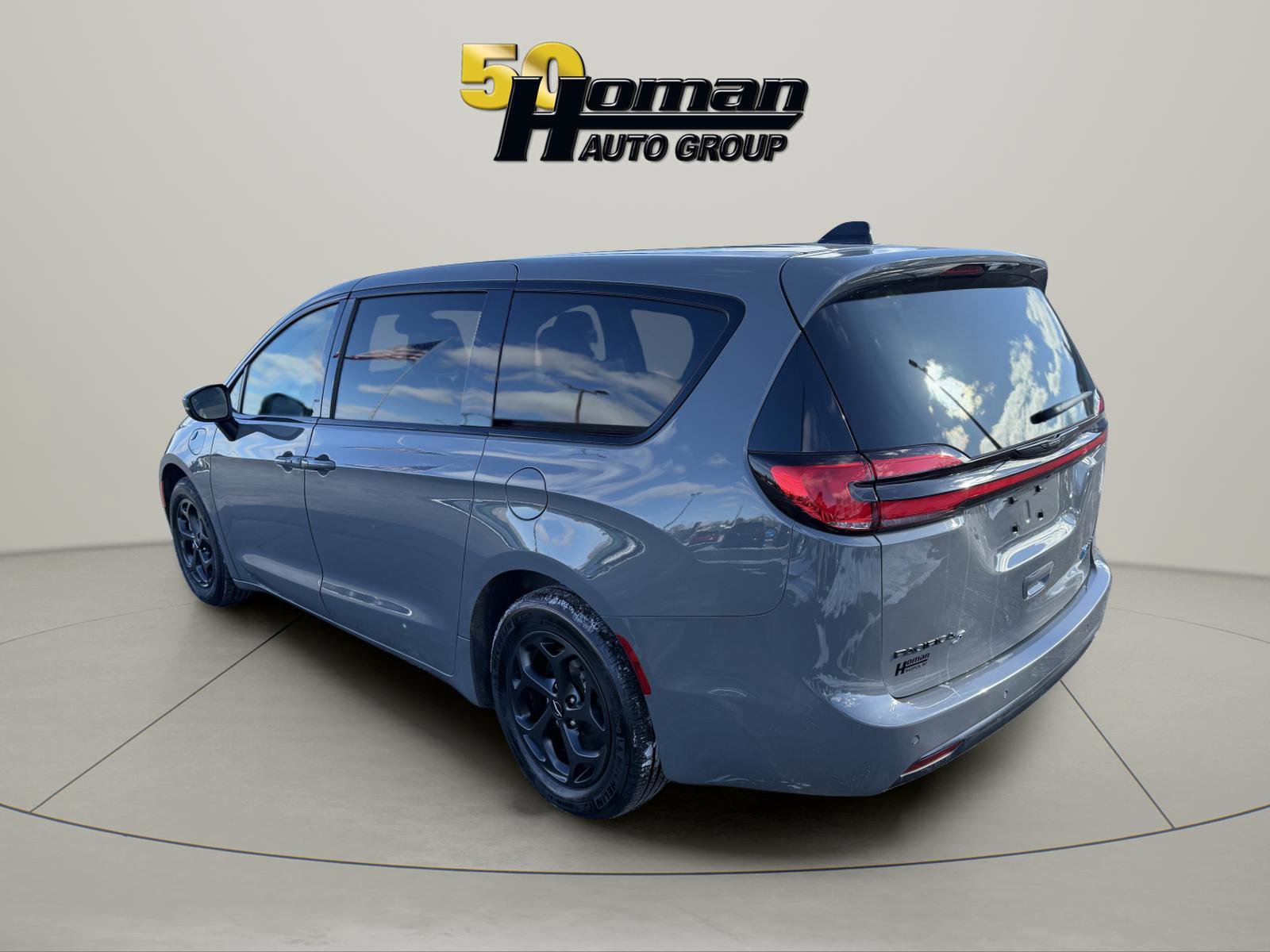 Used 2023 Chrysler Pacifica Touring-L w/ S Appearance Package FWD image 3