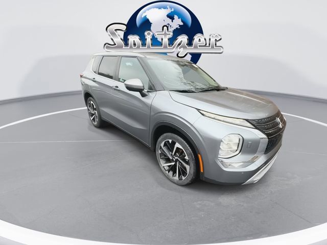 Used 2024 Mitsubishi Outlander SE image 3