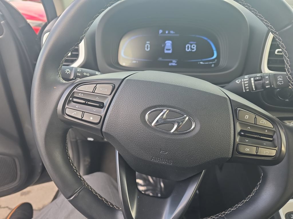 Used 2024 Hyundai Venue Limited FWD image 13