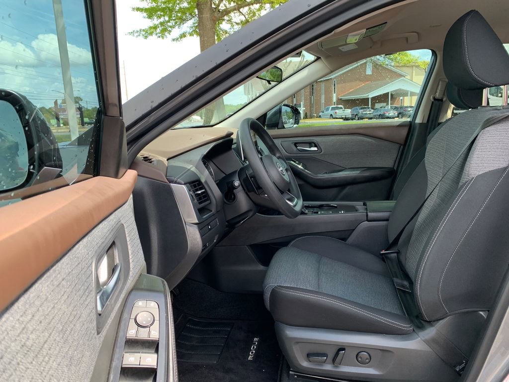 Used 2023 Nissan Rogue SV image 21