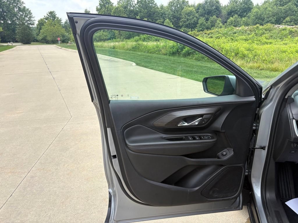 Used 2023 GMC Terrain SLE w/ Driver Convenience Package FWD image 13