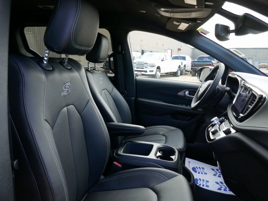 New 2026 Chrysler Pacifica Select w/ S Appearance Package image 9