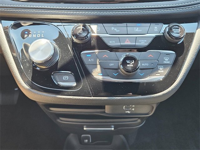New 2026 Chrysler Pacifica Select image 9