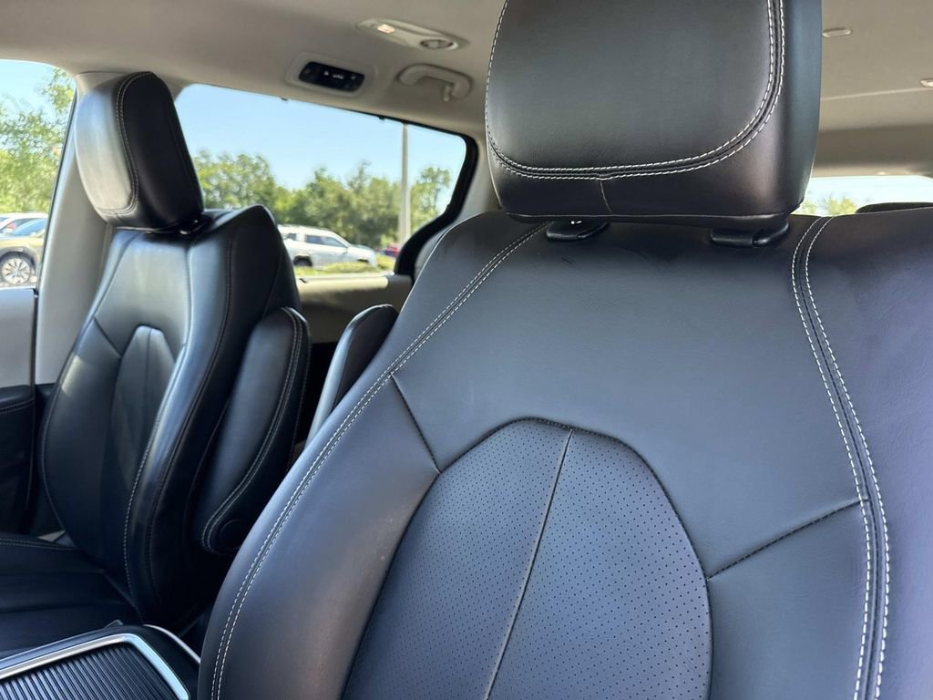 Used 2023 Chrysler Pacifica Touring-L FWD image 27