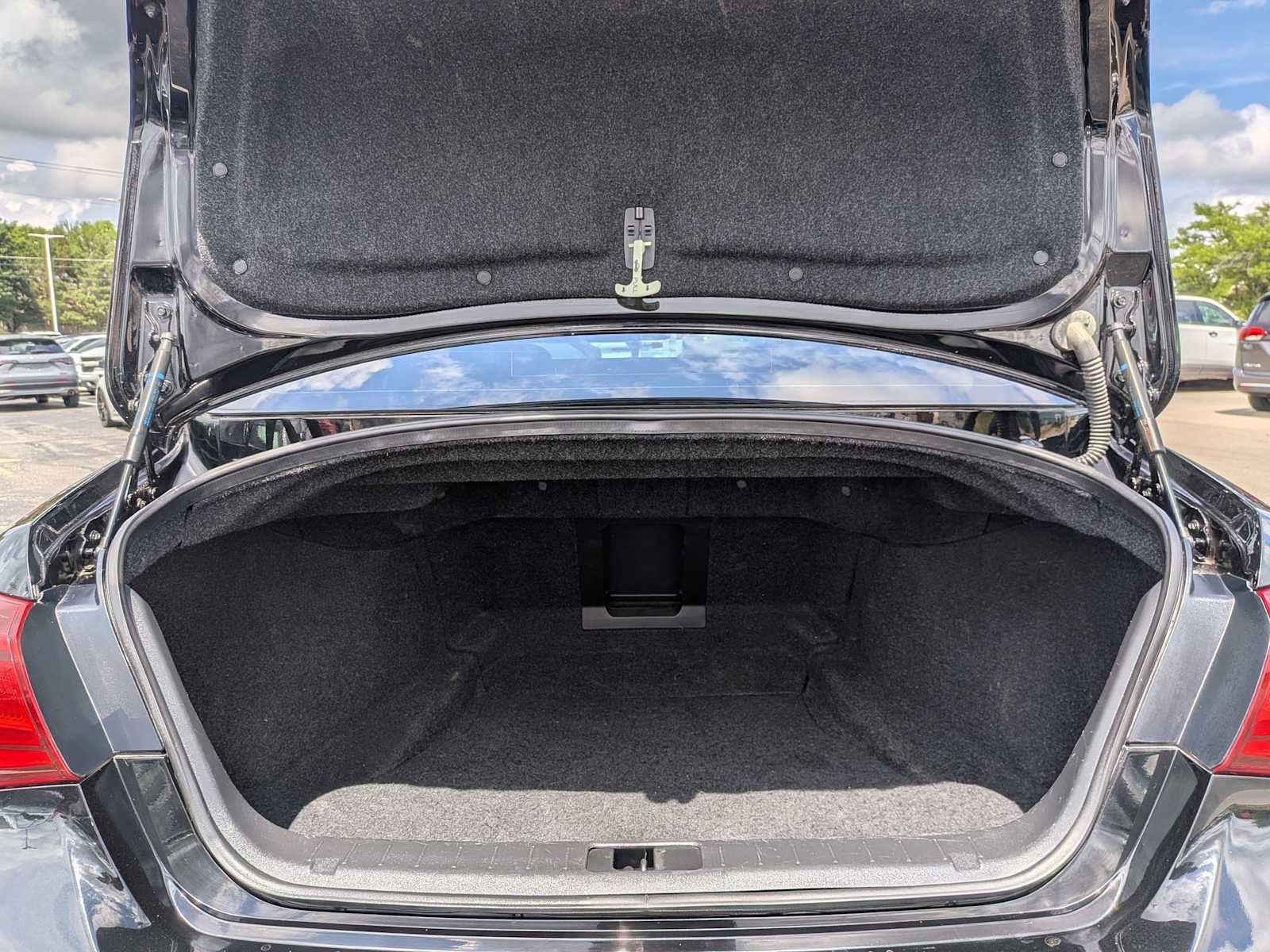 Used 2018 INFINITI Q70 Luxe RWD image 20