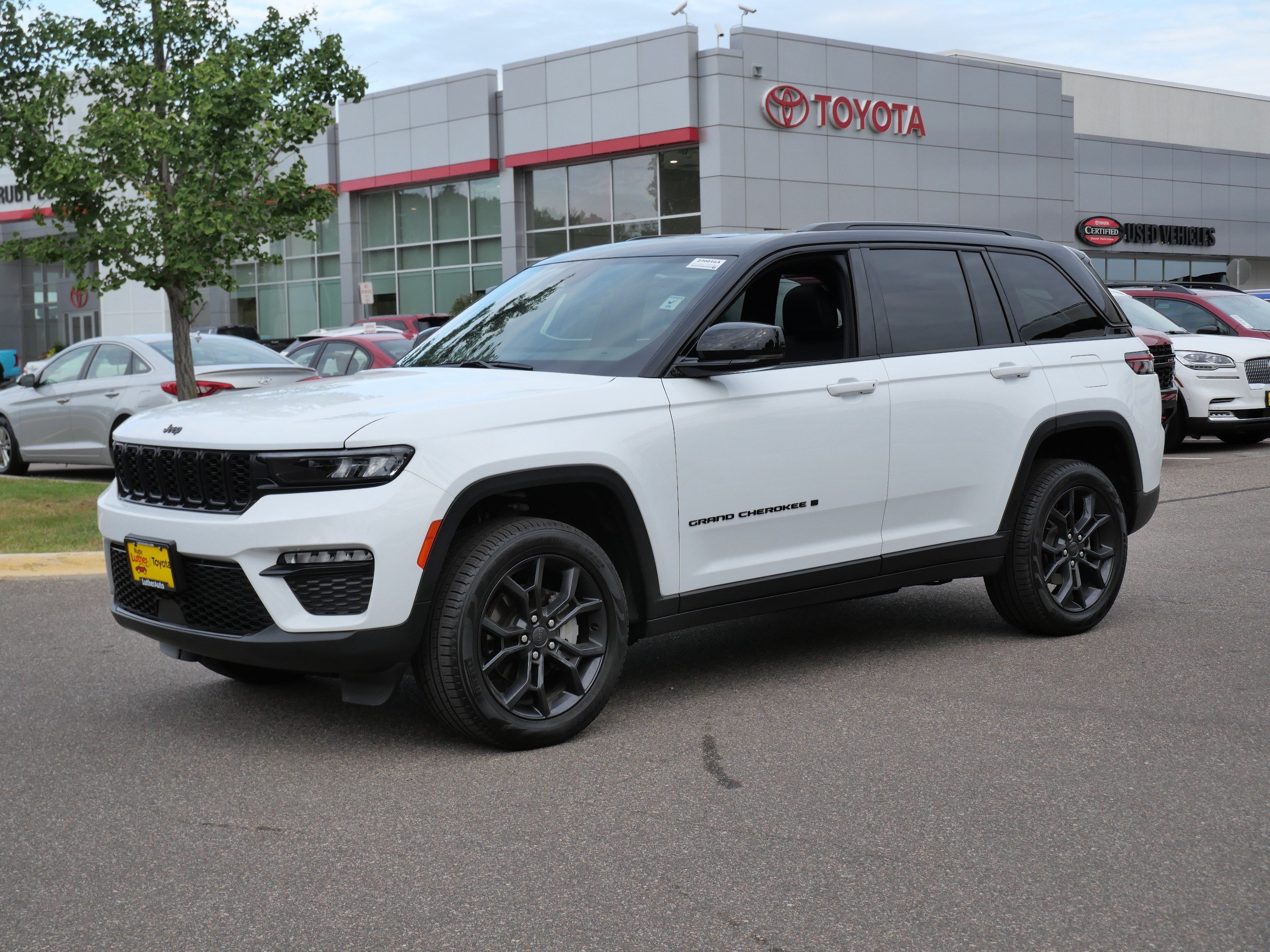 Used 2025 Jeep Grand Cherokee Limited AWD/4WD image 3