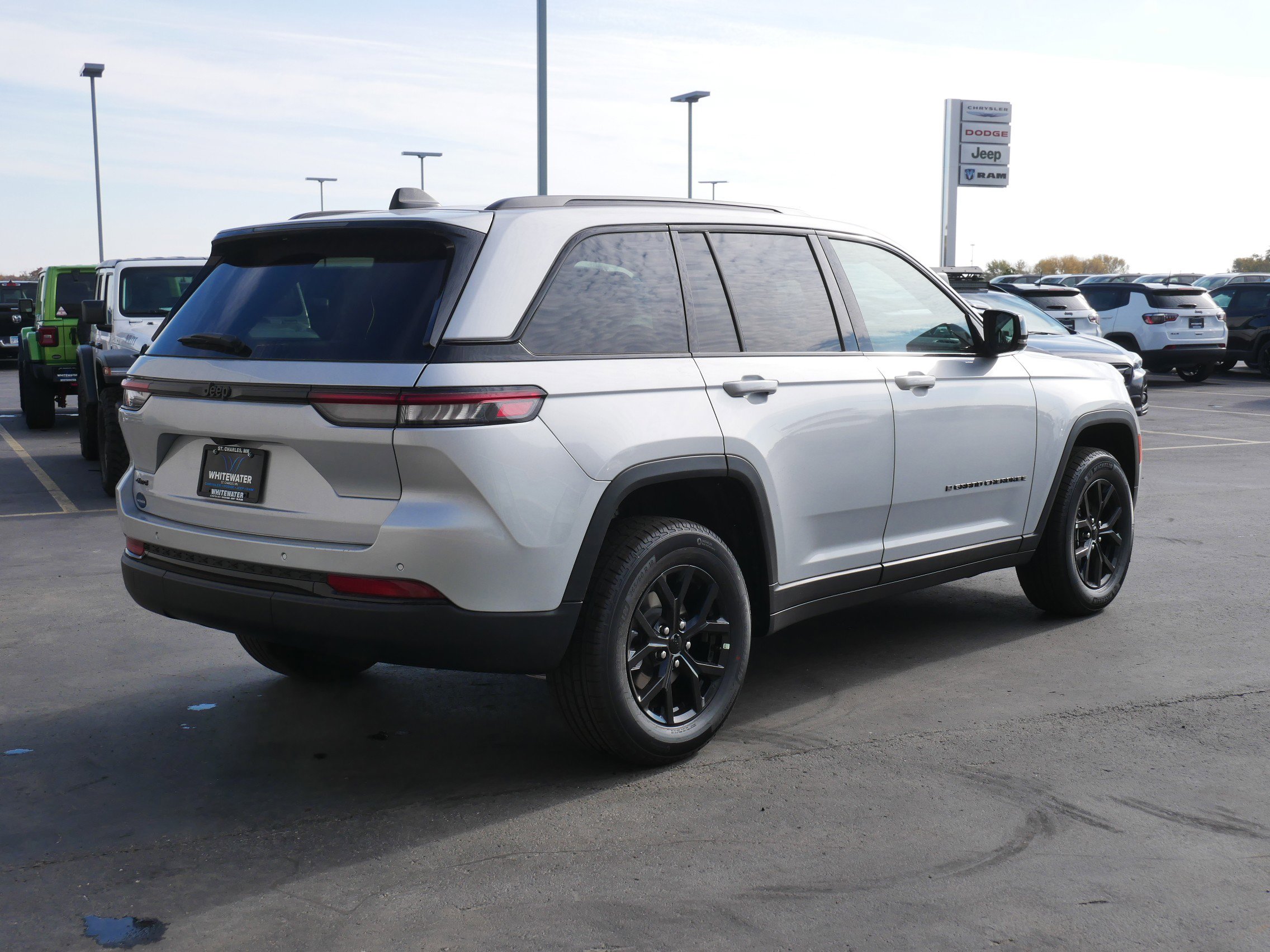 New 2025 Jeep Grand Cherokee 4WD image 2