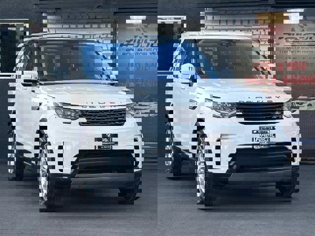 Used 2017 Land Rover Discovery SE image 2