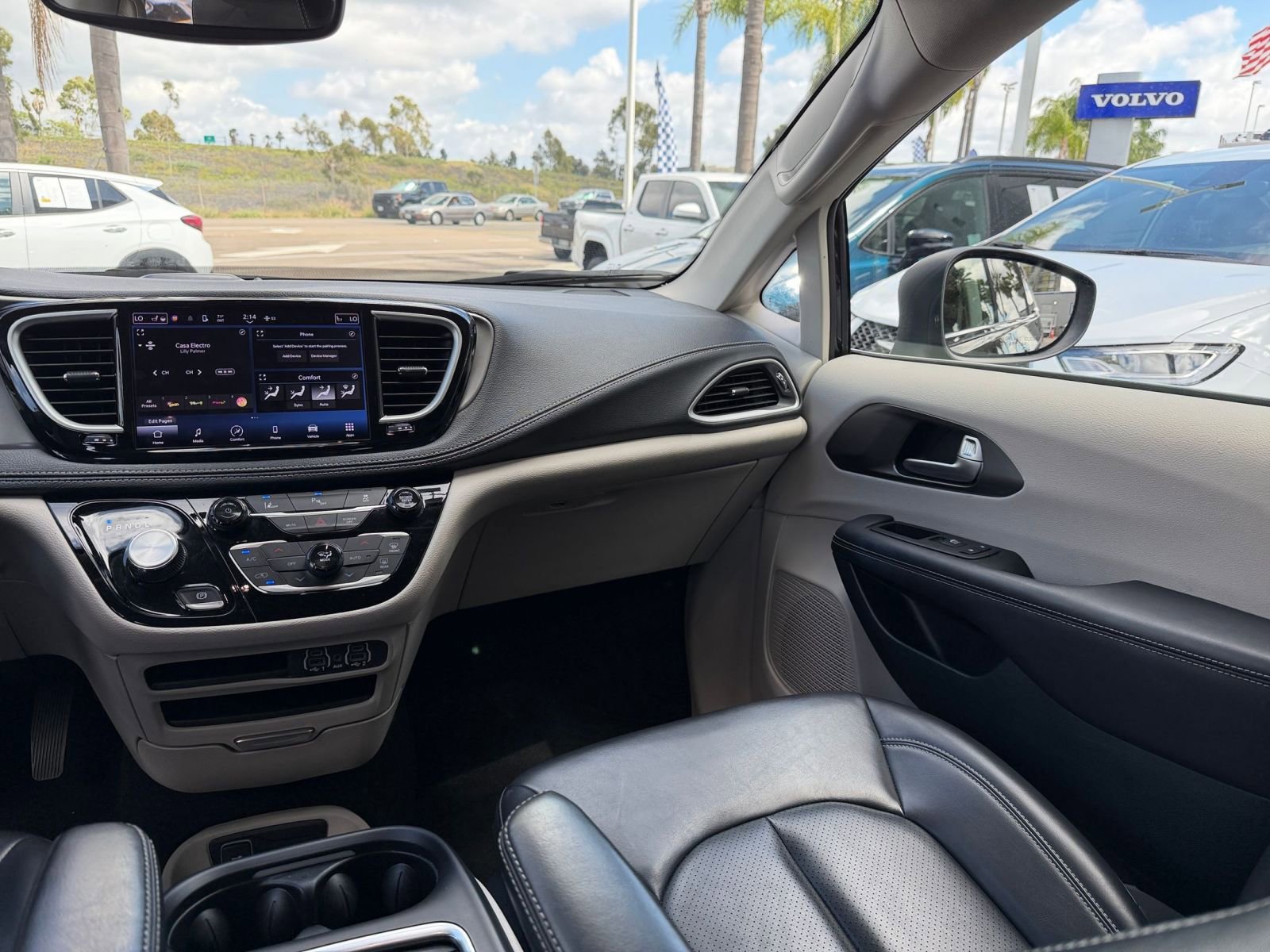 Used 2023 Chrysler Pacifica Touring-L image 38