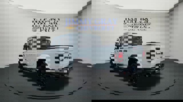 Used 2025 Jeep Gladiator Sport image 3