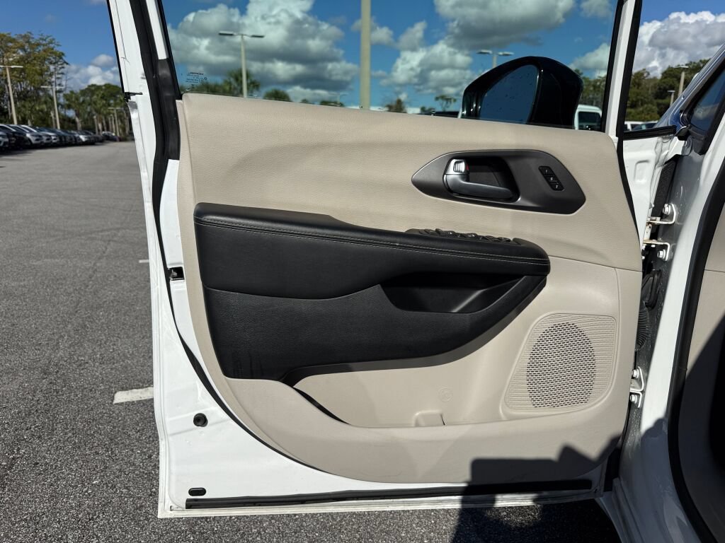 Used 2024 Chrysler Pacifica Touring-L FWD image 21