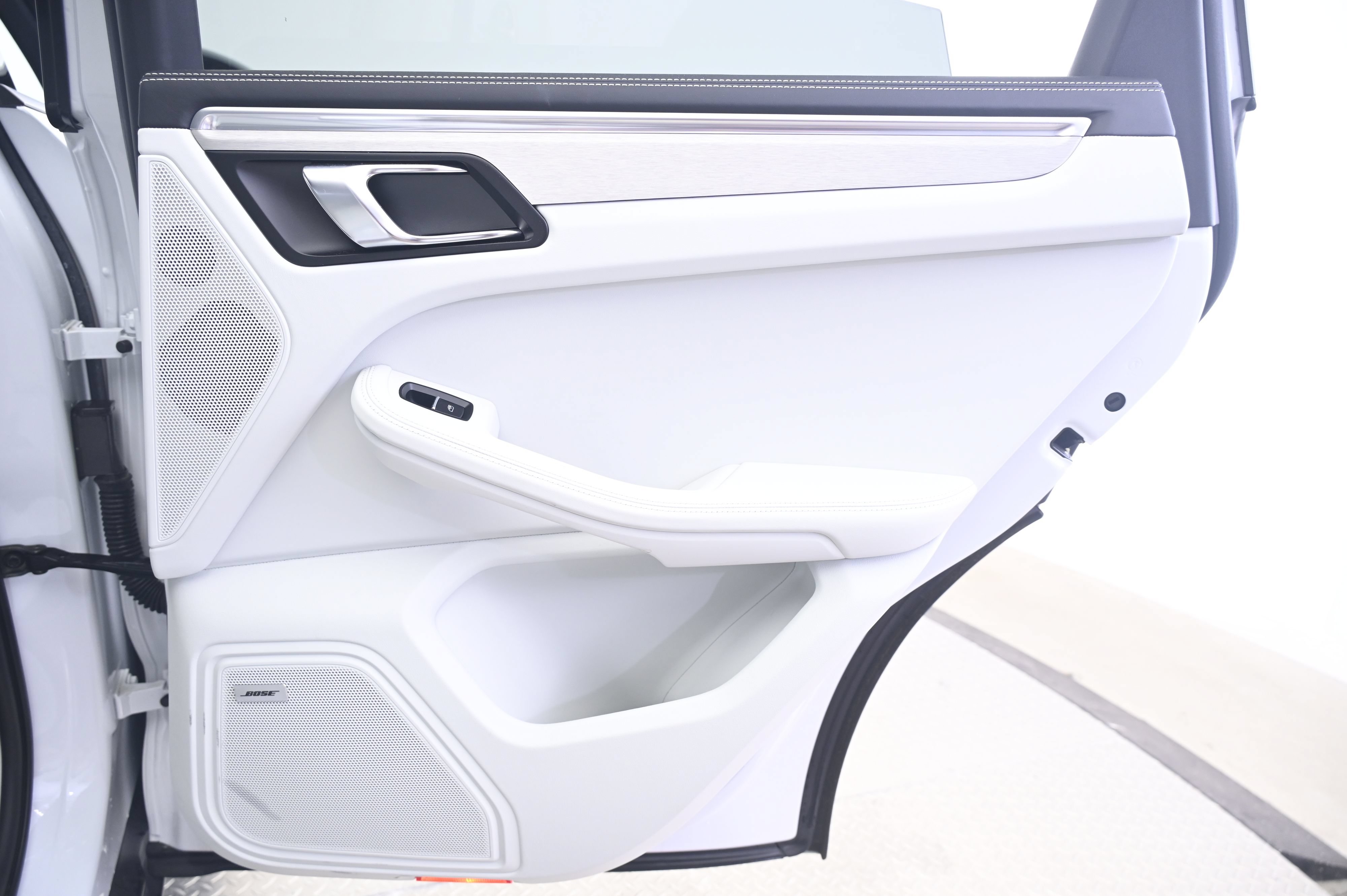 Certified 2023 Porsche Macan AWD/4WD image 16